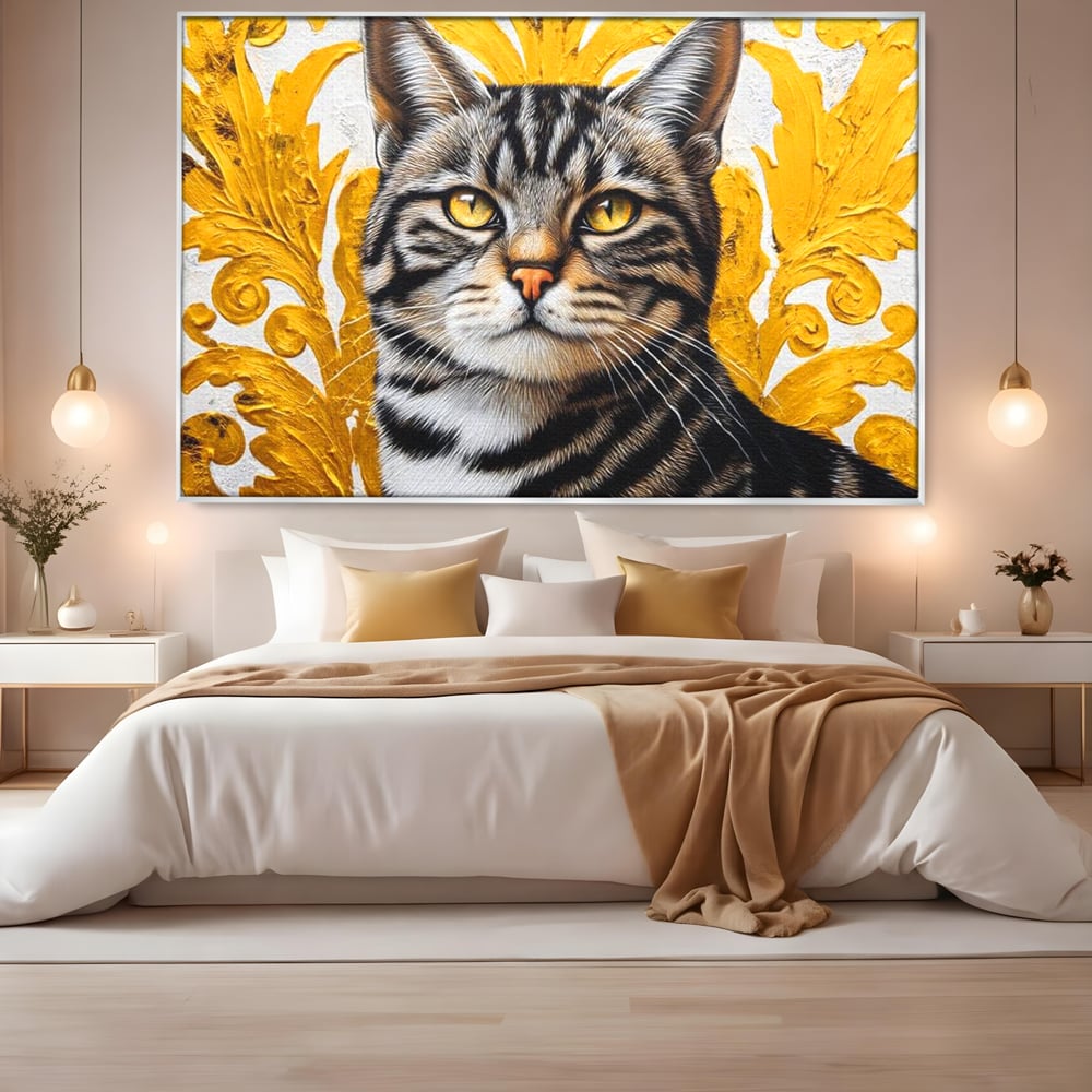 Tablou canvas cu tablou canvas cu motan tigrat, in rama de aluminiu argintiu, pe perete intr-un dormitor